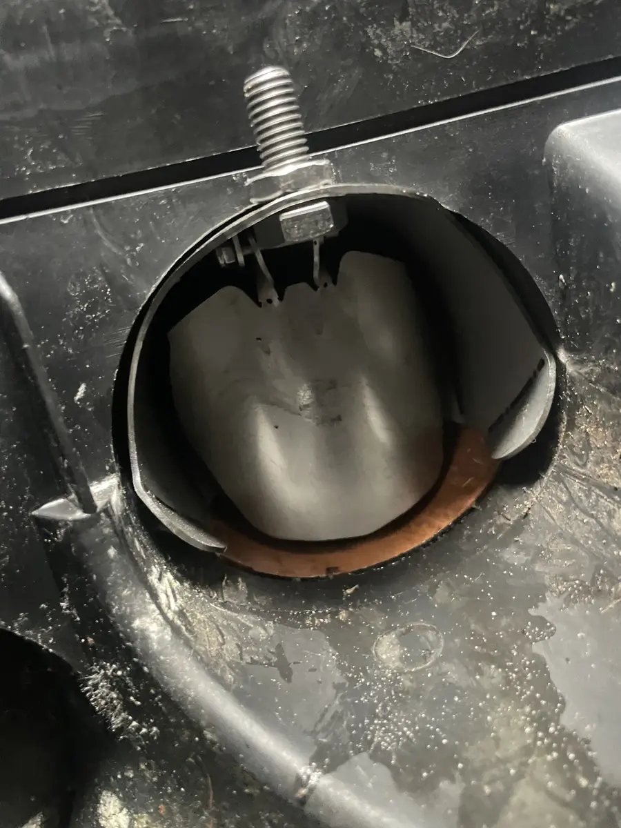 One-way rat valve fitted inside a drain pipe
